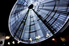 Ρόδα Ferris σε ένα λούνα παρκ τη νύχτα, μακροχρόνια έκθεση r στοκ εικόνες με δικαίωμα ελεύθερης χρήσης Ρόδα Ferris σε ένα λούνα παρκ τη νύχτα, μακροχρόνια έκθεση r στοκ εικόνες με δικαίωμα ελεύθερης χρήσης