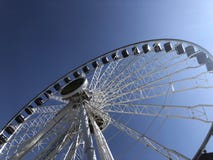 Ρόδα Ferris στην αποβάθρα ναυτικού στοκ φωτογραφία με δικαίωμα ελεύθερης χρήσης Ρόδα Ferris στην αποβάθρα ναυτικού στοκ φωτογραφία με δικαίωμα ελεύθερης χρήσης