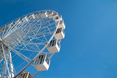 Ρόδα Ferris στο υπόβαθρο μπλε ουρανού στοκ εικόνες Ρόδα Ferris στο υπόβαθρο μπλε ουρανού στοκ εικόνες