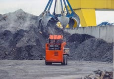 Ρόδα-τύπος loaderunder ένα κεφάλι αρπαγών στοκ εικόνες Ρόδα-τύπος loaderunder ένα κεφάλι αρπαγών στοκ εικόνες