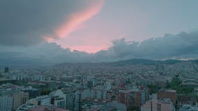 Ρόδινο ενθαρρυντικό ονειροπόλο ηλιοβασίλεμα πέρα από την αστική πόλη φιλμ μικρού μήκους Ρόδινο ενθαρρυντικό ονειροπόλο ηλιοβασίλεμα πέρα από την αστική πόλη φιλμ μικρού μήκους
