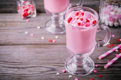 Ρόδινο καυτό γάλα με marshmallow και ζάχαρης τις καρδιές σε μια κούπα γυαλιού για την ημέρα βαλεντίνων στοκ εικόνες Ρόδινο καυτό γάλα με marshmallow και ζάχαρης τις καρδιές σε μια κούπα γυαλιού για την ημέρα βαλεντίνων στοκ εικόνες