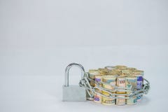 Ρόλοι Naira των τοπικών νομισμάτων μετρητών με την αλυσίδα και το λουκέτο στοκ φωτογραφίες Ρόλοι Naira των τοπικών νομισμάτων μετρητών με την αλυσίδα και το λουκέτο στοκ φωτογραφίες