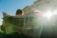 Ρώμη, Ιταλία - 20 Ιανουαρίου 2019: ένας Χριστιανός, ανάγνωση ιταλικά καθολικών παπάδων στοκ φωτογραφίες Ρώμη, Ιταλία - 20 Ιανουαρίου 2019: ένας Χριστιανός, ανάγνωση ιταλικά καθολικών παπάδων στοκ φωτογραφίες