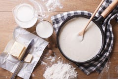 Σάλτσα Bechamel σε ένα τηγάνι και μια οριζόντια τοπ άποψη συστατικών στοκ φωτογραφίες με δικαίωμα ελεύθερης χρήσης Σάλτσα Bechamel σε ένα τηγάνι και μια οριζόντια τοπ άποψη συστατικών στοκ φωτογραφίες με δικαίωμα ελεύθερης χρήσης
