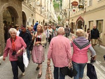 Σάλτζμπουργκ, Αυστρία - 2 Ιουνίου 2017: Άνθρωποι στην οδό του Σάλτζμπουργκ στοκ εικόνες Σάλτζμπουργκ, Αυστρία - 2 Ιουνίου 2017: Άνθρωποι στην οδό του Σάλτζμπουργκ στοκ εικόνες