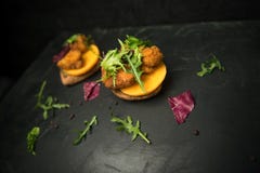 Σάντουιτς με τηγανισμένα persimmon και το arugula τυριών στοκ φωτογραφίες Σάντουιτς με τηγανισμένα persimmon και το arugula τυριών στοκ φωτογραφίες