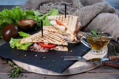 Σάντουιτς με το κρέας και φρέσκα λαχανικά σε έναν ξύλινο πίνακα στοκ φωτογραφία με δικαίωμα ελεύθερης χρήσης Σάντουιτς με το κρέας και φρέσκα λαχανικά σε έναν ξύλινο πίνακα στοκ φωτογραφία με δικαίωμα ελεύθερης χρήσης
