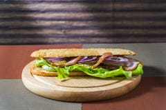 Σάντουιτς μπέϊκον και φρέσκα λαχανικά στοκ εικόνα με δικαίωμα ελεύθερης χρήσης Σάντουιτς μπέϊκον και φρέσκα λαχανικά στοκ εικόνα με δικαίωμα ελεύθερης χρήσης