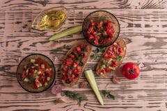 Σάντουιτς σαλάτας, σαλάτα ντοματών με τις ελιές και αγγούρι πρασινάδα στοκ φωτογραφίες με δικαίωμα ελεύθερης χρήσης Σάντουιτς σαλάτας, σαλάτα ντοματών με τις ελιές και αγγούρι πρασινάδα στοκ φωτογραφίες με δικαίωμα ελεύθερης χρήσης