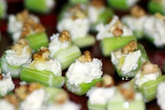 Σέλινο, gorgonzola και ξύλα καρυδιάς στοκ εικόνα Σέλινο, gorgonzola και ξύλα καρυδιάς στοκ εικόνα