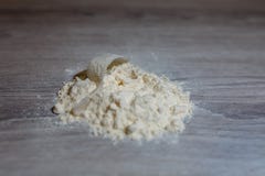 Σέσουλα κινηματογραφήσεων σε πρώτο πλάνο στις πρωτεϊνικές φωτογραφικές διαφάνειες σκονών σε έναν ξύλινο πίνακα δέσμη της πρωτεϊνι στοκ φωτογραφία Σέσουλα κινηματογραφήσεων σε πρώτο πλάνο στις πρωτεϊνικές φωτογραφικές διαφάνειες σκονών σε έναν ξύλινο πίνακα δέσμη της πρωτεϊνι στοκ φωτογραφία