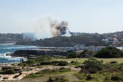 Σίδνεϊ, Αυστραλία - 17 Φεβρουαρίου 2018: Ανεξέλεγκτη δασική φωτιά με το σκοτεινό καπνό στην επιφύλαξη Dunningham στοκ εικόνες Σίδνεϊ, Αυστραλία - 17 Φεβρουαρίου 2018: Ανεξέλεγκτη δασική φωτιά με το σκοτεινό καπνό στην επιφύλαξη Dunningham στοκ εικόνες