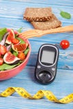 Σαλάτα και glucometer φρούτων και λαχανικών με το μέτρο ταινιών, την έννοια του διαβήτη, το αδυνάτισμα και την υγιή διατροφή Στοκ φωτογραφία με δικαίωμα ελεύθερης χρήσης Σαλάτα και glucometer φρούτων και λαχανικών με το μέτρο ταινιών, την έννοια του διαβήτη, το αδυνάτισμα και την υγιή διατροφή Στοκ φωτογραφία με δικαίωμα ελεύθερης χρήσης