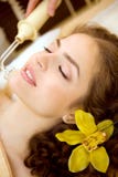 Σαλόνι SPA: Όμορφη νέα γυναίκα που έχει το μασάζ στοκ εικόνα Σαλόνι SPA: Όμορφη νέα γυναίκα που έχει το μασάζ στοκ εικόνα