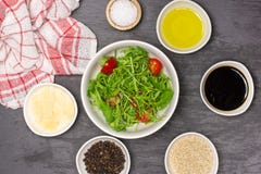 Σαλάτα arugula συνταγής βαθμιαία στην γκρίζα πέτρα στοκ φωτογραφία με δικαίωμα ελεύθερης χρήσης Σαλάτα arugula συνταγής βαθμιαία στην γκρίζα πέτρα στοκ φωτογραφία με δικαίωμα ελεύθερης χρήσης