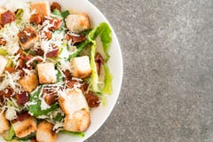 Σαλάτα Caesar στον πίνακα στοκ φωτογραφίες Σαλάτα Caesar στον πίνακα στοκ φωτογραφίες