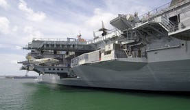 ΣΑΝ ΝΤΙΈΓΚΟ, Καλιφόρνια, ΗΠΑ - 13 Μαρτίου 2016: USS ευρισκόμενο στη μέση του δρόμου στο λιμάνι του Σαν Ντιέγκο, ΗΠΑ στοκ εικόνες με δικαίωμα ελεύθερης χρήσης ΣΑΝ ΝΤΙΈΓΚΟ, Καλιφόρνια, ΗΠΑ - 13 Μαρτίου 2016: USS ευρισκόμενο στη μέση του δρόμου στο λιμάνι του Σαν Ντιέγκο, ΗΠΑ στοκ εικόνες με δικαίωμα ελεύθερης χρήσης