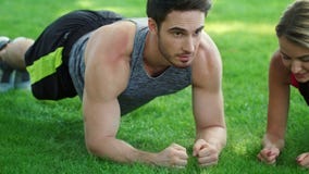 Σανίδα κατάρτισης ζευγών ικανότητας workout που δίνει πέντε μετά από το τέρμα στο θερινό πάρκο απόθεμα βίντεο Σανίδα κατάρτισης ζευγών ικανότητας workout που δίνει πέντε μετά από το τέρμα στο θερινό πάρκο απόθεμα βίντεο