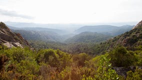 Σαρδηνιακό τοπίο θερινού ηλιοβασιλέματος βουνών Δάσος στη βουνοπλαγιά κάτω από τον ουρανό με τα σύννεφα στοκ φωτογραφία Σαρδηνιακό τοπίο θερινού ηλιοβασιλέματος βουνών Δάσος στη βουνοπλαγιά κάτω από τον ουρανό με τα σύννεφα στοκ φωτογραφία