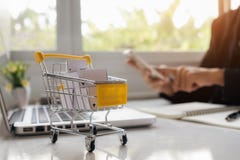 σε απευθείας σύνδεση αγορές ποντικιών Διαδικτύου έννοιας υπολογιστών κάρρων στοκ φωτογραφία σε απευθείας σύνδεση αγορές ποντικιών Διαδικτύου έννοιας υπολογιστών κάρρων στοκ φωτογραφία