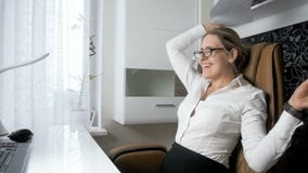 Σε αργή κίνηση βίντεο της εύθυμης επιχειρηματία που ρίχνει τα έγγραφα στην αρχή και που χαλαρώνει στην καρέκλα απόθεμα βίντεο Σε αργή κίνηση βίντεο της εύθυμης επιχειρηματία που ρίχνει τα έγγραφα στην αρχή και που χαλαρώνει στην καρέκλα απόθεμα βίντεο