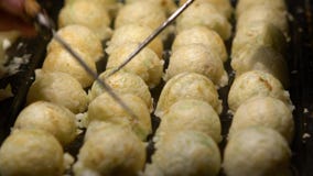 Σε αργή κίνηση διαδικασία στο μαγείρεμα Takoyaki Δημοφιλές σφαίρα-διαμορφωμένο ιαπωνικό πρόχειρο φαγητό απόθεμα βίντεο Σε αργή κίνηση διαδικασία στο μαγείρεμα Takoyaki Δημοφιλές σφαίρα-διαμορφωμένο ιαπωνικό πρόχειρο φαγητό απόθεμα βίντεο