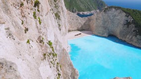 Σε αργή κίνηση εναέρια άποψη HD της καταπληκτικής τυρκουάζ παραλίας Navagio διακοπές στον παράδεισο, seascape, διακοπές, ταξίδι, φιλμ μικρού μήκους Σε αργή κίνηση εναέρια άποψη HD της καταπληκτικής τυρκουάζ παραλίας Navagio διακοπές στον παράδεισο, seascape, διακοπές, ταξίδι, φιλμ μικρού μήκους