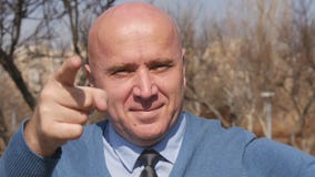 Σε αργή κίνηση με την υπόδειξη επιχειρηματιών με το δάχτυλο και την παραγωγή του καλού χεριού εργασίας να υπογράψει απόθεμα βίντεο Σε αργή κίνηση με την υπόδειξη επιχειρηματιών με το δάχτυλο και την παραγωγή του καλού χεριού εργασίας να υπογράψει απόθεμα βίντεο