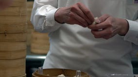 Σε αργή κίνηση ομάδα των αρχιμαγείρων που μαγειρεύουν τα παραδοσιακά τρόφιμα Αρχιμάγειρας που κατασκευάζει τις μπουλέττες φιλμ μικρού μήκους Σε αργή κίνηση ομάδα των αρχιμαγείρων που μαγειρεύουν τα παραδοσιακά τρόφιμα Αρχιμάγειρας που κατασκευάζει τις μπουλέττες φιλμ μικρού μήκους