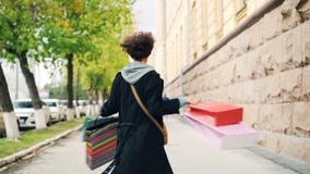 Σε αργή κίνηση πορτρέτο των συγκινημένων τσαντών και της περιστροφής δώρων εκμετάλλευσης κοριτσιών γύρω από την εξέταση τη κάμερα απόθεμα βίντεο Σε αργή κίνηση πορτρέτο των συγκινημένων τσαντών και της περιστροφής δώρων εκμετάλλευσης κοριτσιών γύρω από την εξέταση τη κάμερα απόθεμα βίντεο