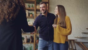 Σε αργή κίνηση της κατοικίας ο πράκτορας που δίνει τα κλειδιά στους αγοραστές του νέου διαμερίσματος, τον ευτυχείς σύζυγο και στη απόθεμα βίντεο Σε αργή κίνηση της κατοικίας ο πράκτορας που δίνει τα κλειδιά στους αγοραστές του νέου διαμερίσματος, τον ευτυχείς σύζυγο και στη απόθεμα βίντεο