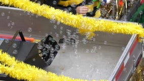 Σε αργή κίνηση της μηχανής για την παραγωγή των φυσαλίδων σαπουνιών απόθεμα βίντεο Σε αργή κίνηση της μηχανής για την παραγωγή των φυσαλίδων σαπουνιών απόθεμα βίντεο