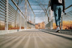 Σε εκείνη την στιγμή όταν αυτή που περπατά στοκ εικόνες Σε εκείνη την στιγμή όταν αυτή που περπατά στοκ εικόνες