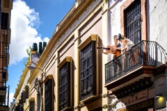 Σεβίλη: Μανεκέν flamenco των χορευτών στο μπαλκόνι, για την έκκληση διαφήμισης ενός flamenco πολιτιστικού κέντρου Ισπανία στοκ εικόνες με δικαίωμα ελεύθερης χρήσης Σεβίλη: Μανεκέν flamenco των χορευτών στο μπαλκόνι, για την έκκληση διαφήμισης ενός flamenco πολιτιστικού κέντρου Ισπανία στοκ εικόνες με δικαίωμα ελεύθερης χρήσης