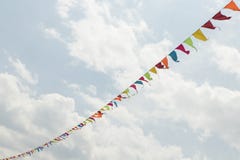 Σειρά σημαιών με τα άσπρα σύννεφα στο μπλε ουρανό στοκ φωτογραφία Σειρά σημαιών με τα άσπρα σύννεφα στο μπλε ουρανό στοκ φωτογραφία