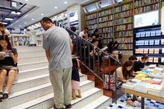 ΣΕΟΥΛ, ΚΟΡΕΑ - 13 ΑΥΓΟΎΣΤΟΥ 2015: Άνθρωποι που διαβάζουν τα βιβλία στο βιβλιοπωλείο του κέντρου συμβάσεων και έκθεσης COEX - Σεού στοκ εικόνες ΣΕΟΥΛ, ΚΟΡΕΑ - 13 ΑΥΓΟΎΣΤΟΥ 2015: Άνθρωποι που διαβάζουν τα βιβλία στο βιβλιοπωλείο του κέντρου συμβάσεων και έκθεσης COEX - Σεού στοκ εικόνες