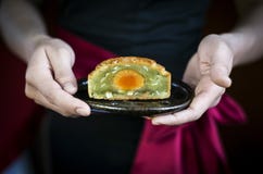 Σερβιτορών εξυπηρετώντας ζύμη mooncake παραδοσιακού κινέζικου εορταστική des Στοκ φωτογραφία με δικαίωμα ελεύθερης χρήσης Σερβιτορών εξυπηρετώντας ζύμη mooncake παραδοσιακού κινέζικου εορταστική des Στοκ φωτογραφία με δικαίωμα ελεύθερης χρήσης