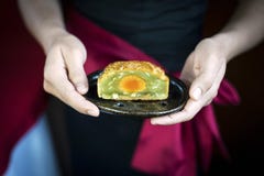 Σερβιτορών εξυπηρετώντας ζύμη mooncake παραδοσιακού κινέζικου εορταστική des Στοκ φωτογραφίες με δικαίωμα ελεύθερης χρήσης Σερβιτορών εξυπηρετώντας ζύμη mooncake παραδοσιακού κινέζικου εορταστική des Στοκ φωτογραφίες με δικαίωμα ελεύθερης χρήσης
