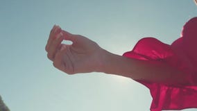 Σημάδι δάχτυλων κινηματογραφήσεων σε πρώτο πλάνο που κάνει ωτοστόπ επάνω απόθεμα Όμορφες θηλυκές άνοδοι χεριών για να παρουσιάσει απόθεμα βίντεο Σημάδι δάχτυλων κινηματογραφήσεων σε πρώτο πλάνο που κάνει ωτοστόπ επάνω απόθεμα Όμορφες θηλυκές άνοδοι χεριών για να παρουσιάσει απόθεμα βίντεο