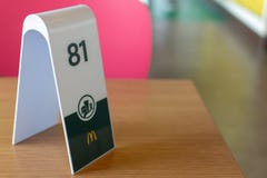 Σημάδι διατάξεων θέσεων McDonalds που περιμένει τα τρόφιμα για να φθάσουν στοκ εικόνες Σημάδι διατάξεων θέσεων McDonalds που περιμένει τα τρόφιμα για να φθάσουν στοκ εικόνες