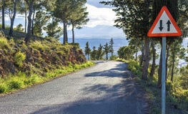 Σημάδι και των δύο κατευθύνσεων σε έναν επικίνδυνο δρόμο βουνών στο Murcia, Ισπανία στοκ εικόνες Σημάδι και των δύο κατευθύνσεων σε έναν επικίνδυνο δρόμο βουνών στο Murcia, Ισπανία στοκ εικόνες
