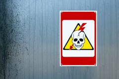 Σημάδι κινδύνου υψηλής τάσης με το ανθρώπινες κρανίο και την αστραπή στοκ φωτογραφία Σημάδι κινδύνου υψηλής τάσης με το ανθρώπινες κρανίο και την αστραπή στοκ φωτογραφία