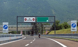 Σημάδι κυκλοφορίας στο τέλος του αυτοκινητόδρομου και του λεπτού θορίου Autostrada κειμένων στοκ εικόνα με δικαίωμα ελεύθερης χρήσης Σημάδι κυκλοφορίας στο τέλος του αυτοκινητόδρομου και του λεπτού θορίου Autostrada κειμένων στοκ εικόνα με δικαίωμα ελεύθερης χρήσης