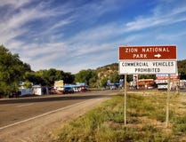 Σημάδι οδικών πληροφοριών διαδρομών, εθνικό πάρκο Γιούτα Zion Στοκ Εικόνα Σημάδι οδικών πληροφοριών διαδρομών, εθνικό πάρκο Γιούτα Zion Στοκ Εικόνα