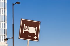 Σημάδι πόλεων, όπου μπορείτε να χαλαρώσετε, να περάσετε τη νύχτα και να φάτε στοκ φωτογραφία με δικαίωμα ελεύθερης χρήσης Σημάδι πόλεων, όπου μπορείτε να χαλαρώσετε, να περάσετε τη νύχτα και να φάτε στοκ φωτογραφία με δικαίωμα ελεύθερης χρήσης