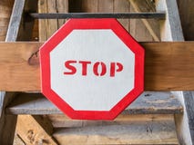 Σημάδι στάσεων που απαγορεύει την είσοδο των σκαλοπατιών στοκ φωτογραφία με δικαίωμα ελεύθερης χρήσης Σημάδι στάσεων που απαγορεύει την είσοδο των σκαλοπατιών στοκ φωτογραφία με δικαίωμα ελεύθερης χρήσης