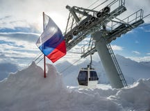 Σημαία της Ρωσικής Ομοσπονδίας στα βουνά Elbrus στοκ φωτογραφία με δικαίωμα ελεύθερης χρήσης Σημαία της Ρωσικής Ομοσπονδίας στα βουνά Elbrus στοκ φωτογραφία με δικαίωμα ελεύθερης χρήσης