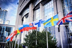Σημαίες μπροστά από το κτήριο του Ευρωπαϊκού Κοινοβουλίου Βρυξέλλες, Belgiu Στοκ φωτογραφία με δικαίωμα ελεύθερης χρήσης Σημαίες μπροστά από το κτήριο του Ευρωπαϊκού Κοινοβουλίου Βρυξέλλες, Belgiu Στοκ φωτογραφία με δικαίωμα ελεύθερης χρήσης