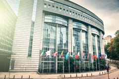 Σημαίες μπροστά από το κτήριο του Ευρωπαϊκού Κοινοβουλίου Βρυξέλλες, Belgiu στοκ φωτογραφία Σημαίες μπροστά από το κτήριο του Ευρωπαϊκού Κοινοβουλίου Βρυξέλλες, Belgiu στοκ φωτογραφία